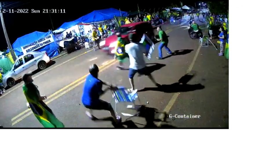 Vídeo mostra mulher furando bloqueio e atirando carro contra manifestantes em Cascavel
