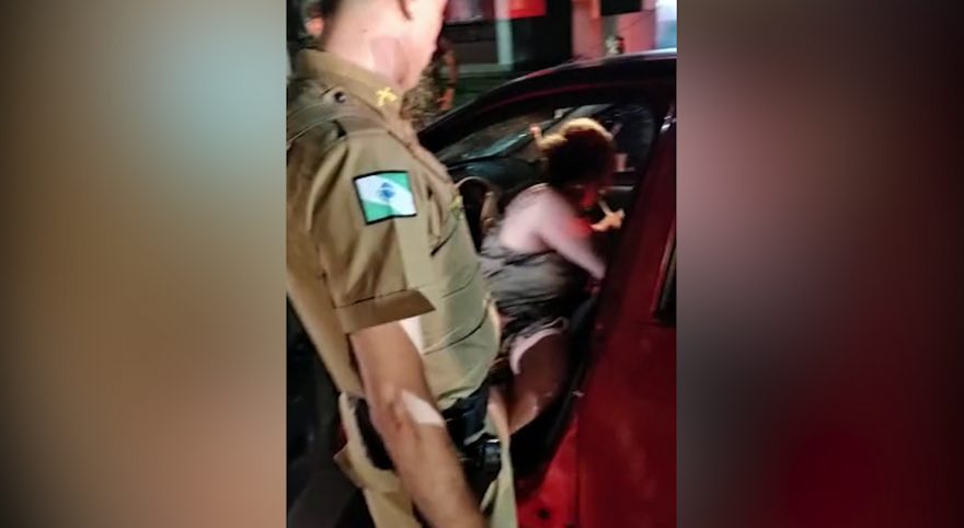 Vídeo mostra momento em que mulher que atirou carro contra manifestante é detida pela PM