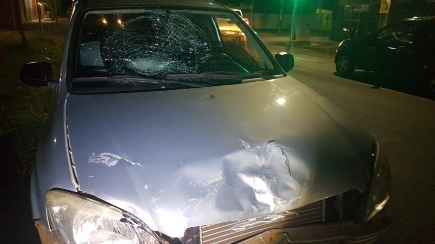 Motociclista é jogado contra para-brisas de carro em colisão no Claudete