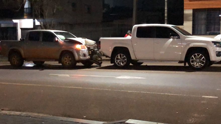 Caminhonetes se envolvem em forte colisão traseira na Rua Pio XII