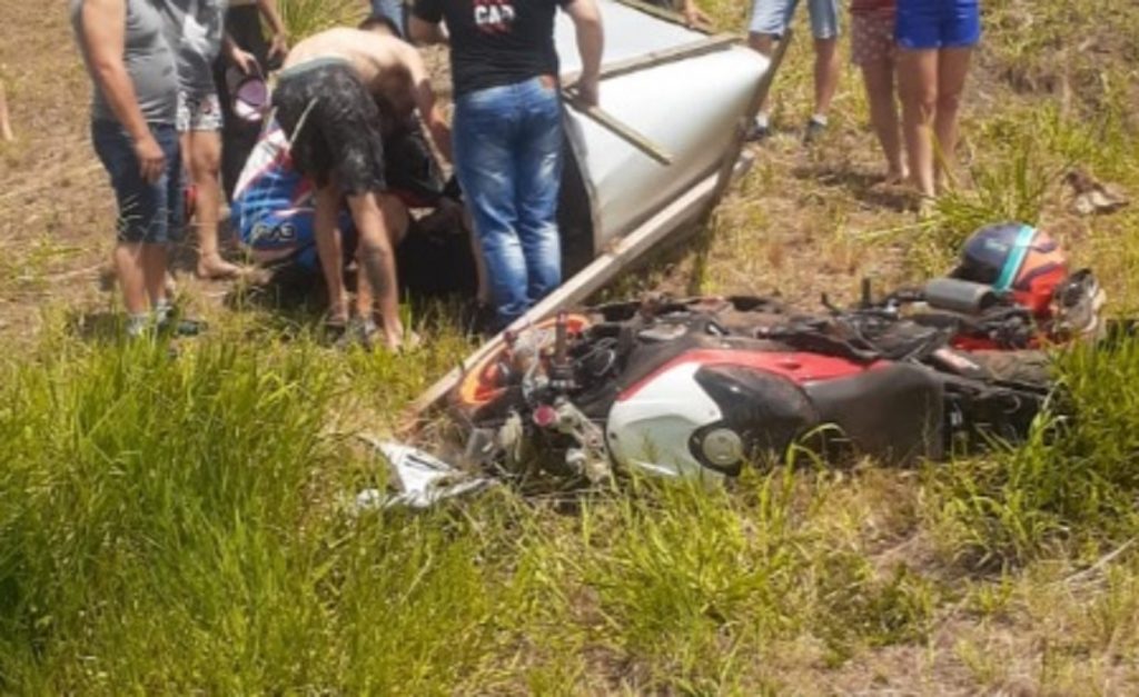 Homem fica em estado grave ao bater moto em placa na PR-281 Homem fica em estado grave ao bater moto em placa na PR-281