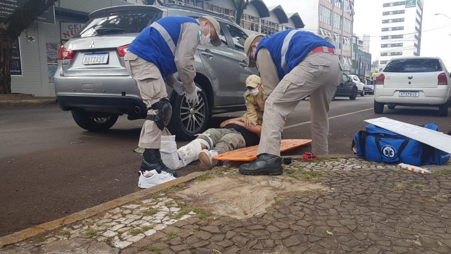 Veículos se envolvem em colisão em cruzamento com semáforo