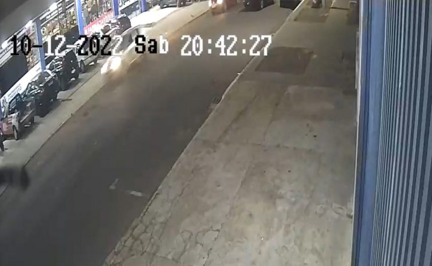 Por outro ângulo: Vídeo mostra momento em que motorista perde controle da direção e prensa pedestre contra parede