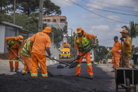 Secretaria de Obras realiza aplicação de capa asfáltica na Rua Paraná