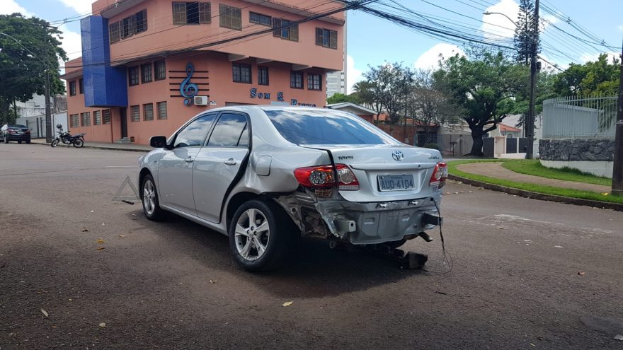 Corolla tem traseira destruída em acidente na Rua Minas Gerais