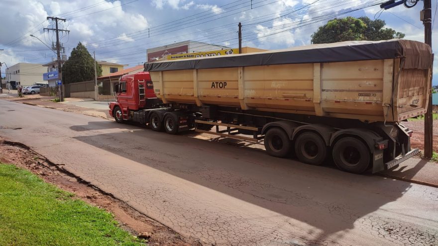 Caminhão quebra e desce a rua de ré; Motorista consegue segurar veículo e pará-lo na calçada