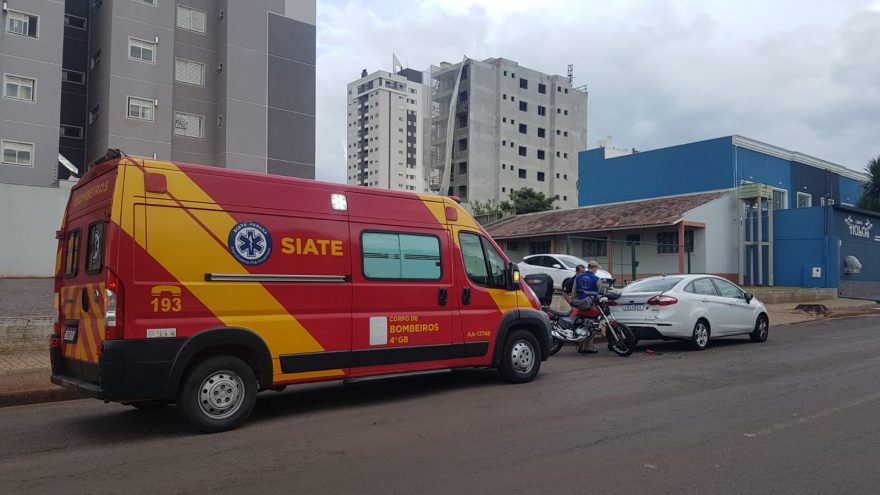 Motociclista fica ferido após colisão com carro no Centro