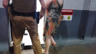 Mulher que furou bloqueio e atropelou manifestantes recebe liberdade provisória
