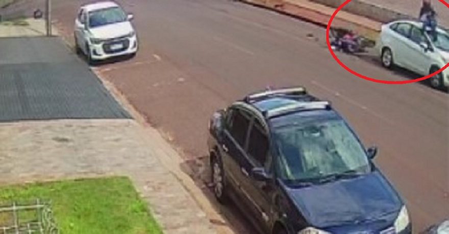 Motociclista para em cima de automóvel após colisão no Centro