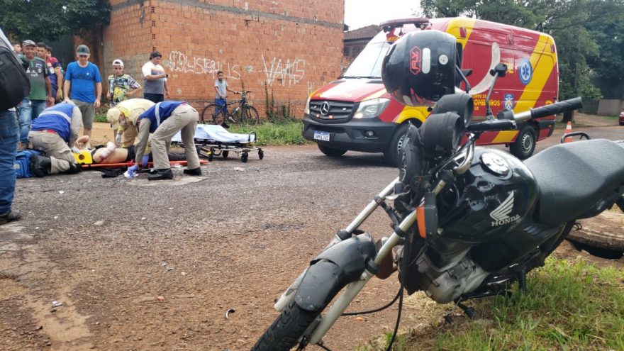 Motociclista fica ferido após forte colisão de trânsito no Cataratas