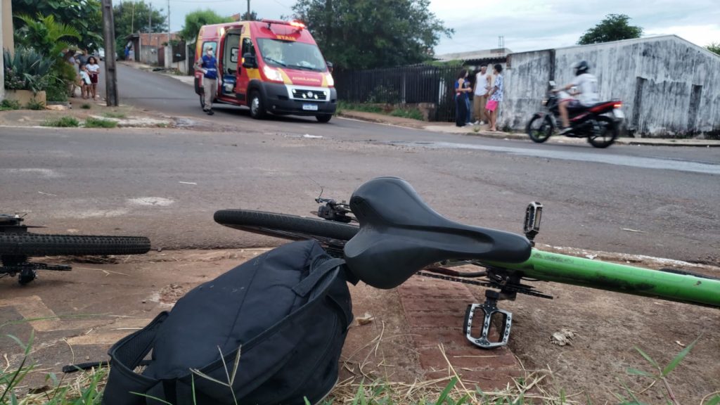Colisão entre bicicleta e carro deixa jovem de 18 anos ferido
