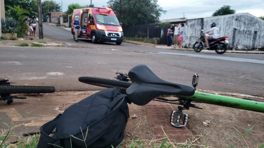 Colisão entre bicicleta e carro deixa jovem de 18 anos ferido