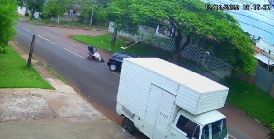 Veja momento em que motociclista tenta desviar de veículo ao estacionar e sofre queda