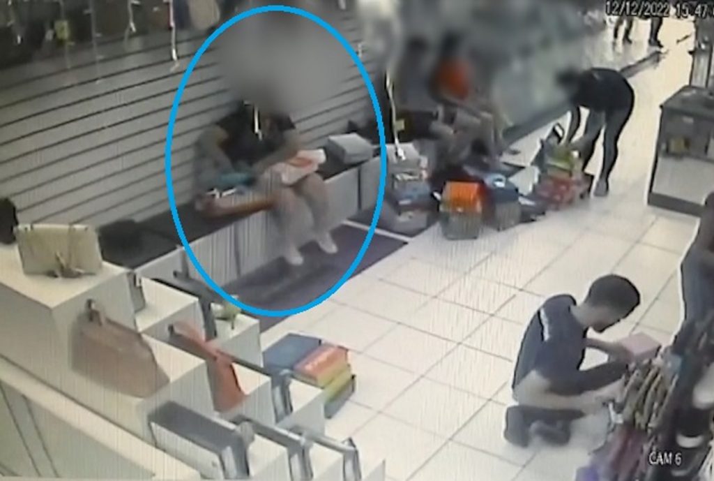 Câmera flagra mulher furtando tênis de R$ 850 no Centro