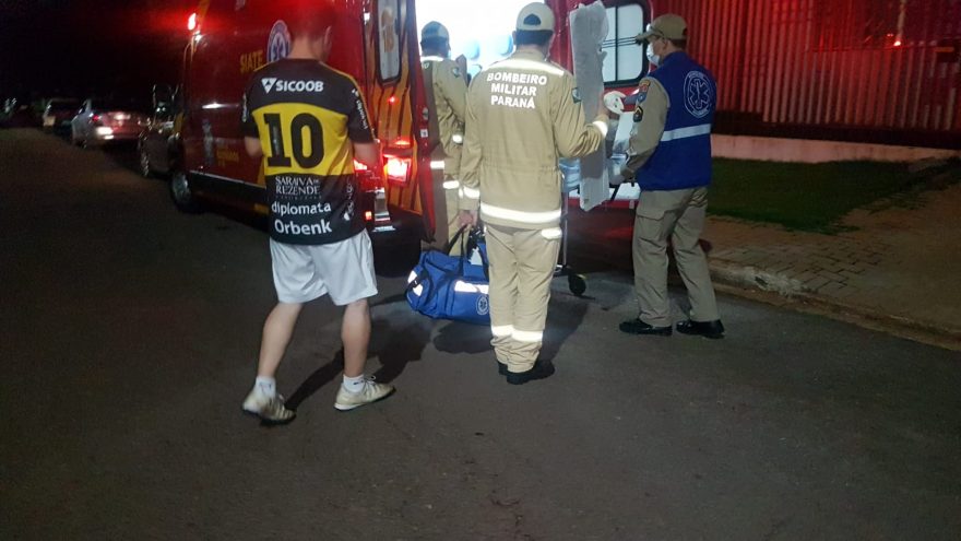 Em ‘dividida’ durante partida de futebol, homem sofre lesão