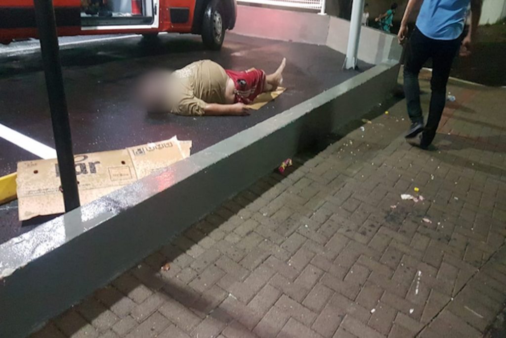 Achando que estava em casa, homem dorme na rua, na chuva, e Samu é acionado