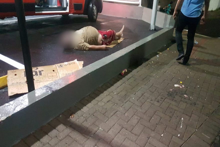 Achando que estava em casa, homem dorme na rua, na chuva, e Samu é acionado