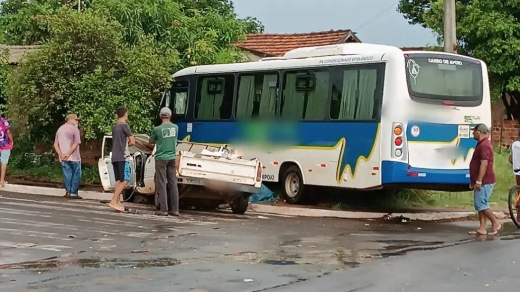 Pessoa fica gravemente ferida após acidente entre picape e ônibus em Tuneiras do Oeste Pessoa fica gravemente ferida após acidente entre picape e ônibus em Tuneiras do Oeste