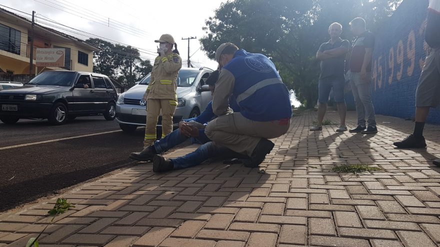 Homem é socorrido pelo Siate após sofrer queda de bicicleta no Bairro Neva