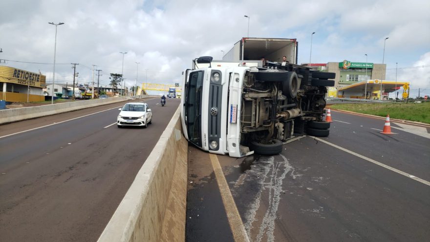 Caminhão tomba no Trevo Cataratas, em Cascavel