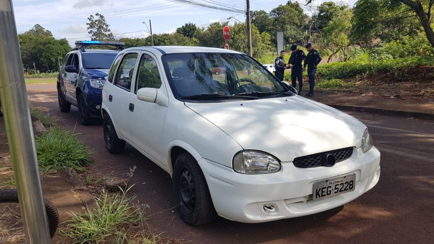 Corsa com alerta de furto é recuperado; um jovem foi detido