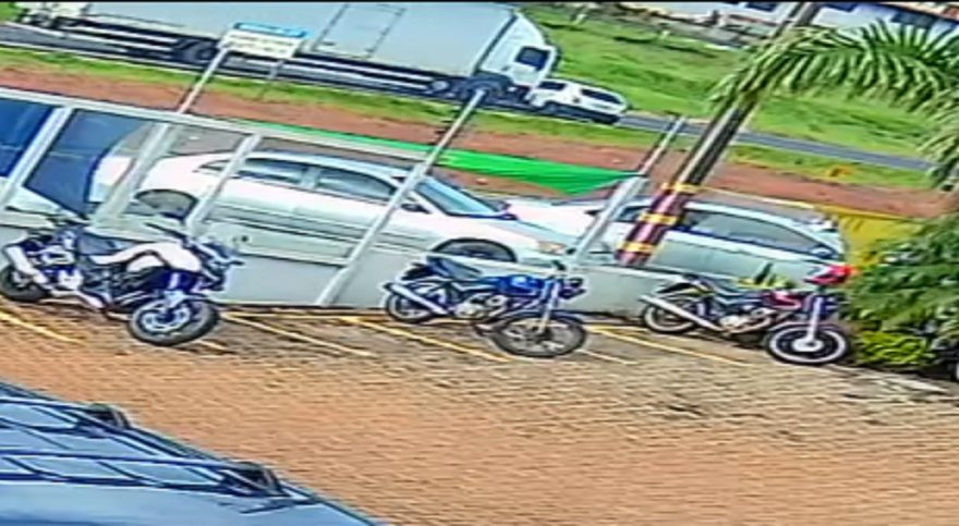 Vídeo mostra momento em que carro é arrastado por caminhão na BR-277