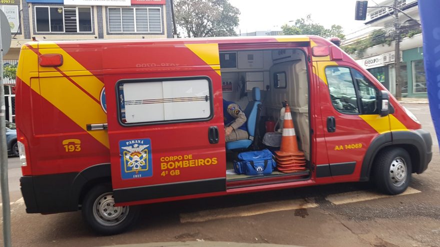 Bombeiros atendem vítima de acidente na Rua Rio de Janeiro