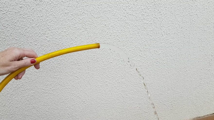 Só tem pressão após reclamação, afirma moradora