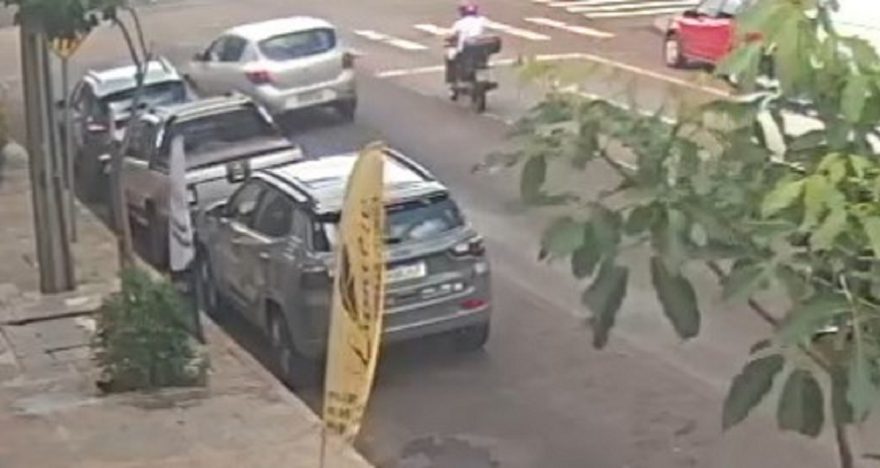 Vídeo: Motociclista fica ferida em acidente de trânsito no Centro