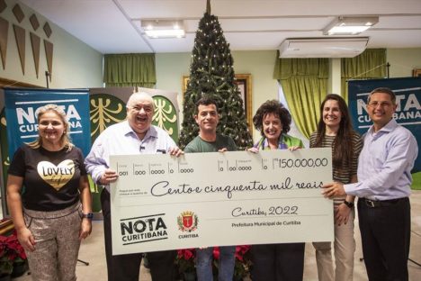 Curitiba – Comerciante do Centro de Curitiba leva prêmio de Natal de R$ 150 mil do Nota Curitibana Imagem referente a Curitiba – Comerciante do Centro de Curitiba leva prêmio de Natal de R$ 150 mil do Nota Curitibana