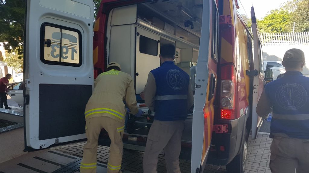 Ao subir escada, mulher sofre lesão no joelho