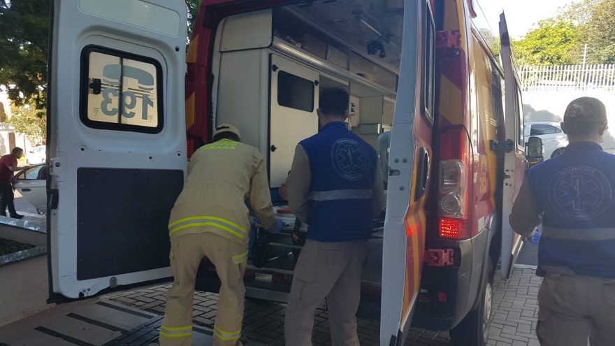 Ao subir escada, mulher sofre lesão no joelho