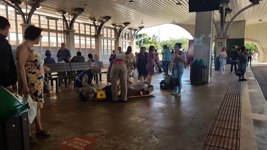 Mulher fica ferida ao sofrer queda no interior do Terminal Oeste