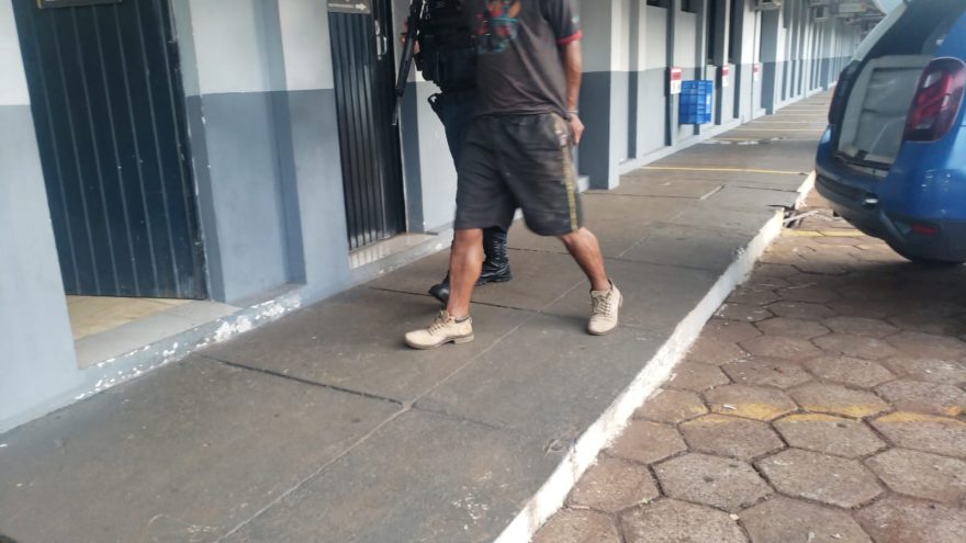 Homem procurado por posse irregular de arma de fogo é encontrado e detido