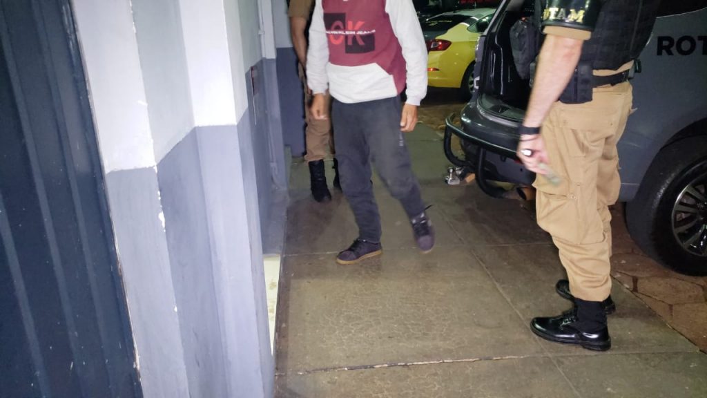 Com mandado de prisão por roubo em aberto, homem é detido na BR-277