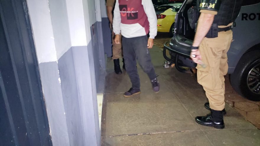 Com mandado de prisão por roubo em aberto, homem é detido na BR-277