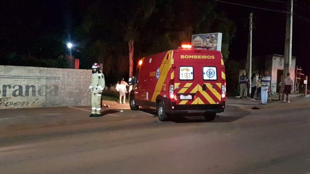Motociclista fica em estado grave após colidir contra poste na Rua Rio da Paz