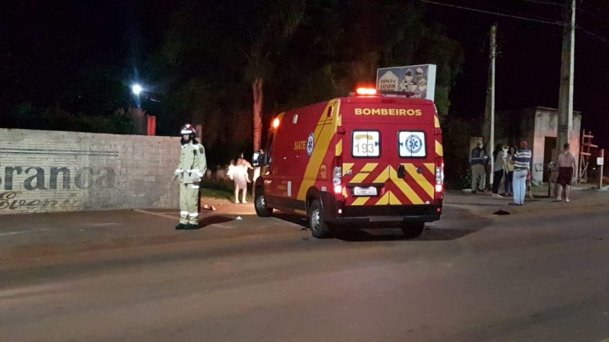 Motociclista fica em estado grave após colidir contra poste na Rua Rio da Paz
