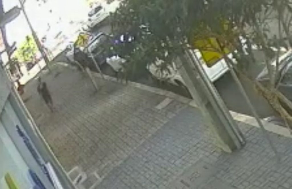 Câmera flagra furto de bolsa dentro de carro em Cascavel