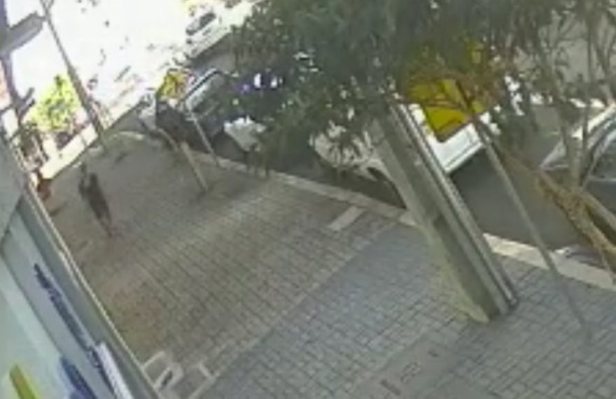 Câmera flagra furto de bolsa dentro de carro em Cascavel