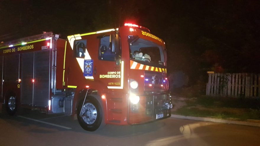 Princípio de incêndio em casa de madeira mobiliza bombeiros na Vila Tolentino