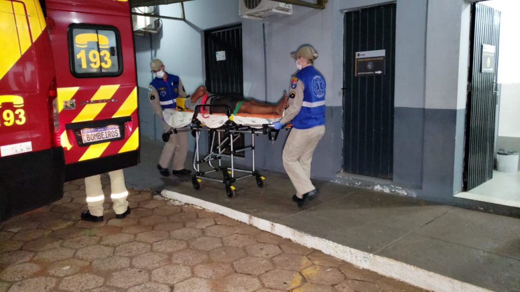 Menor fica ferido em tentativa de furto a restaurante e precisa ser atendido pelo Siate na delegacia; dois foram detidos Menor fica ferido em tentativa de furto a restaurante e precisa ser atendido pelo Siate na delegacia; dois foram detidos