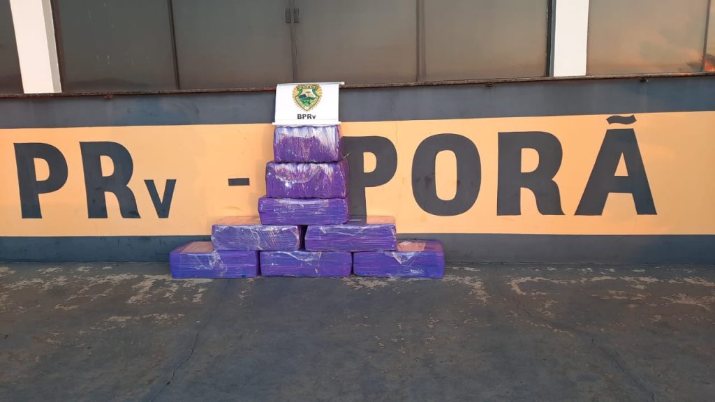 Polícia rodoviária apreende quase 160 quilos de maconha em veículo na PR-323 Polícia rodoviária apreende quase 160 quilos de maconha em veículo na PR-323