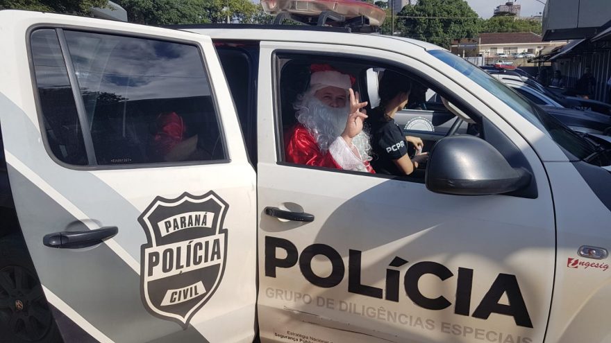 De viatura, Papai Noel realiza entrega de presentes em Cascavel