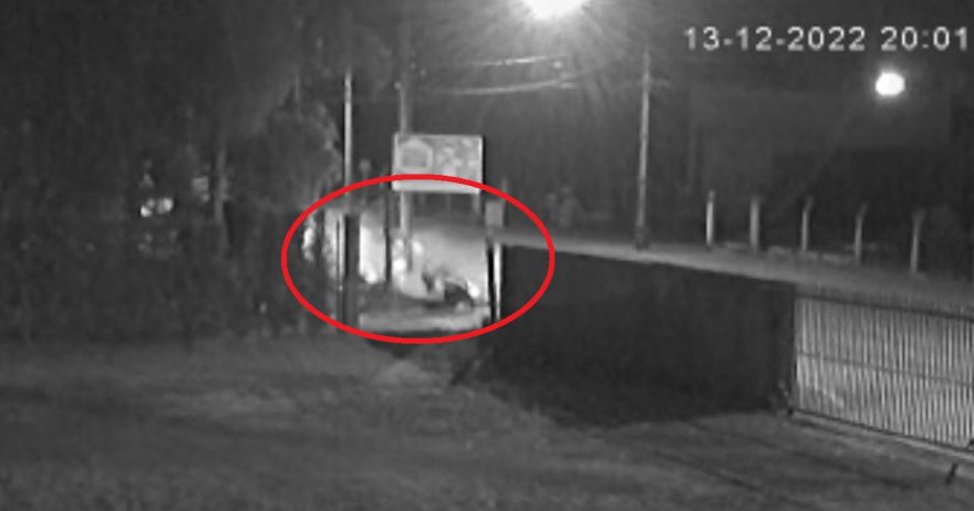 Câmera flagra momento em que motociclista atinge poste na Rua Rio da Paz