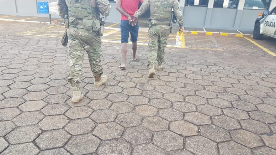 Homem é detido com arma e cocaína na BR-277