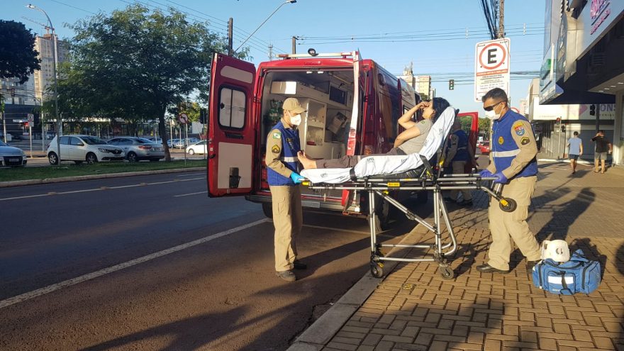 Jovem cai de motocicleta e fica ferida no Centro