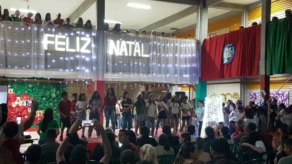 Cantata de Natal reúne alunos e familiares na Escola Ana Neri