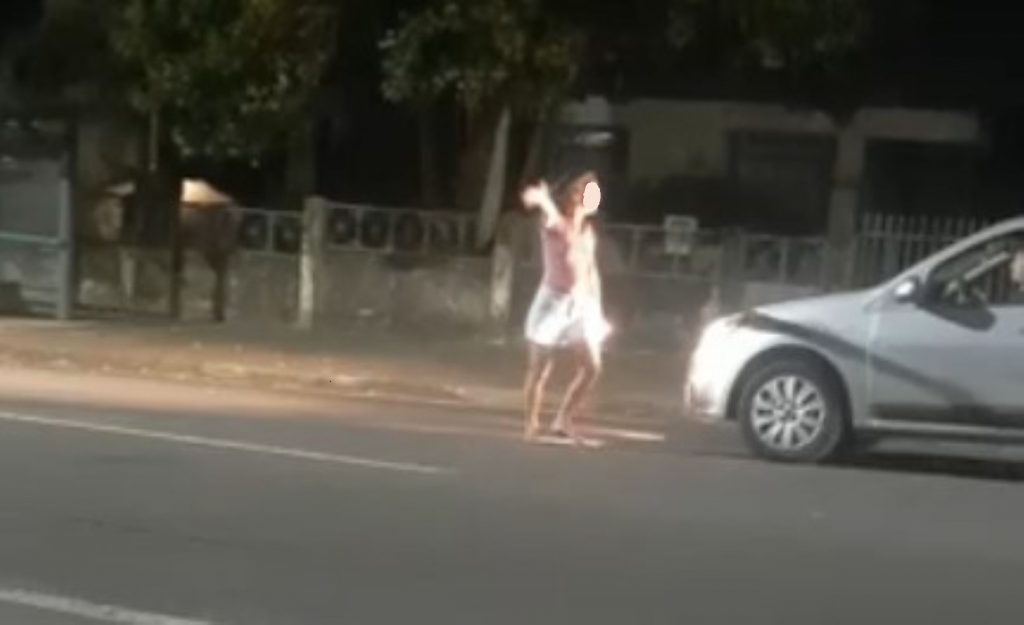 Mulher em surto assusta condutores ao entrar na frente de carros na Rua Cuiabá