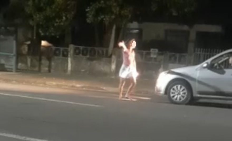 Mulher em surto assusta condutores ao entrar na frente de carros na Rua Cuiabá